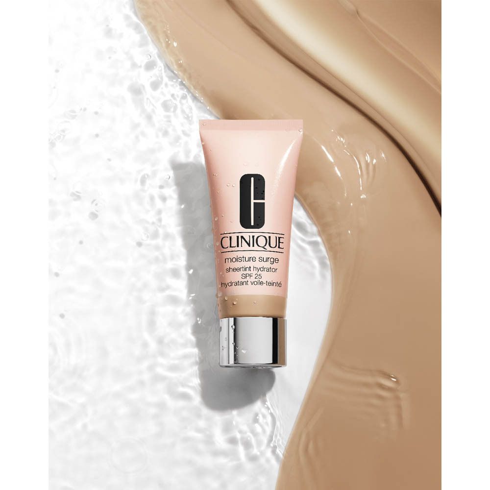 Clinique vochtinbrengende crème SPF 20 in een vloeibare omgeving.