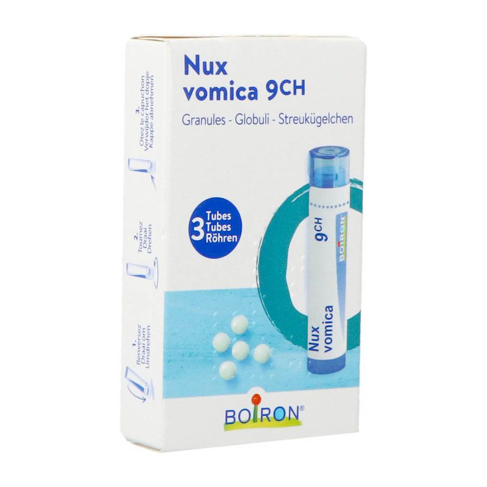 Doosje Boiron Nux vomica 9CH. Bevat 3 tubes granules. Blauw en witte verpakking. Boiron logo.