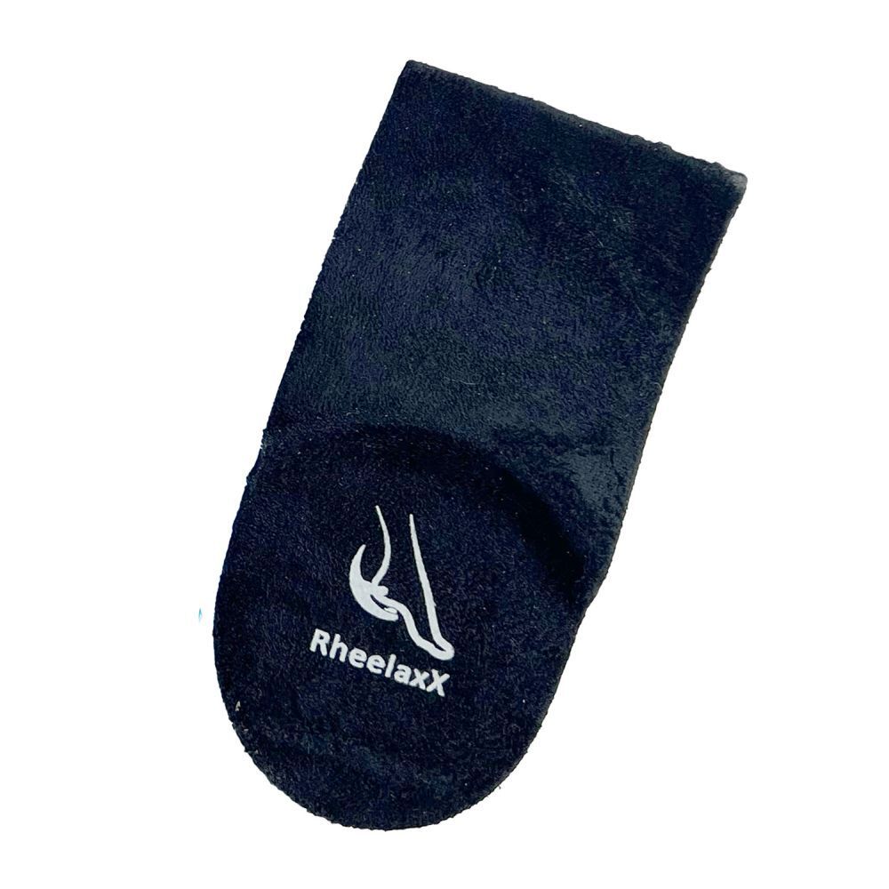 Zwarte inlegzool met Rheelaxx logo. Vorm voor de voet. Textuur: zacht, donzig.