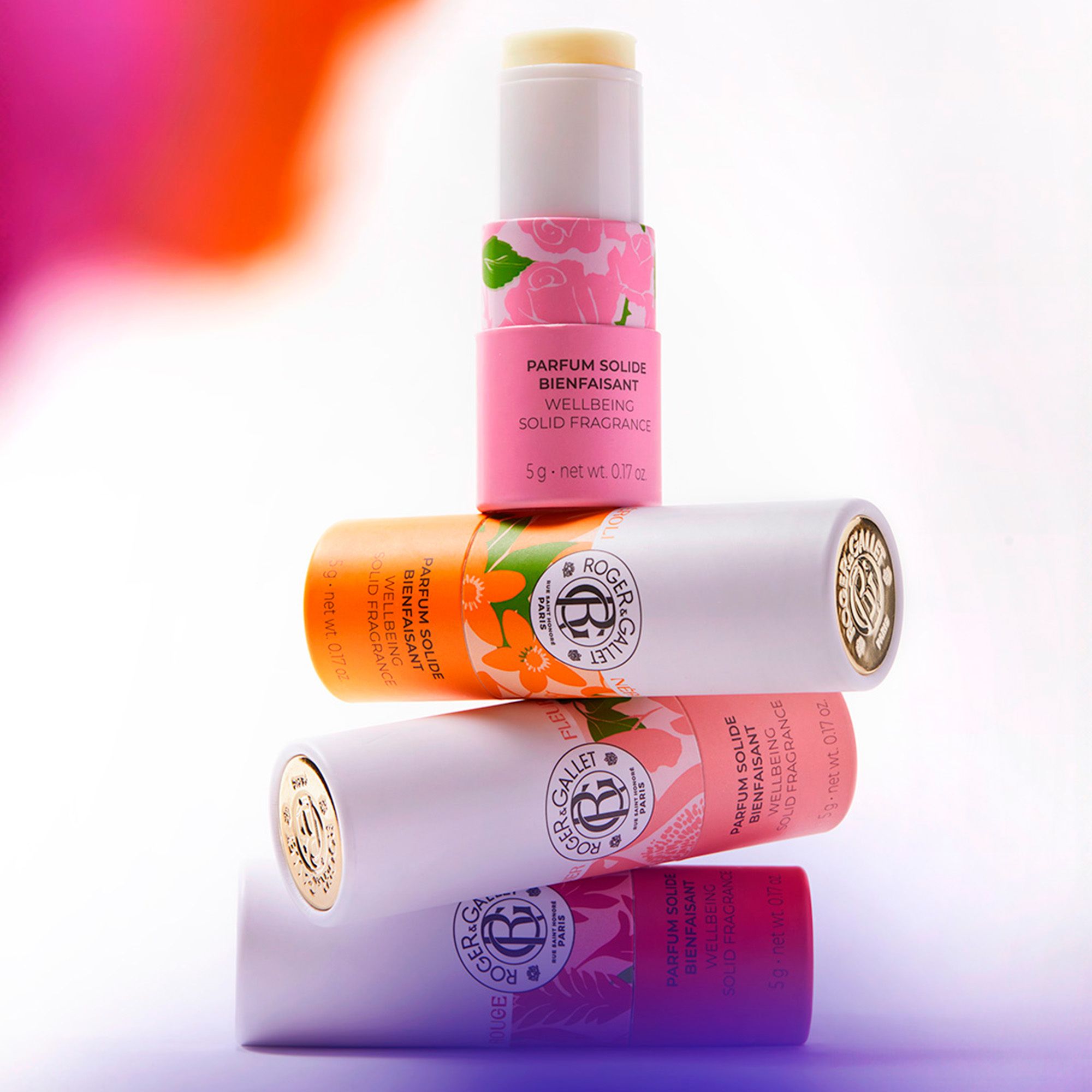 Stapel producten. Logo en tekst: Roger&Gallet, Parfum Solide, Wellbeing Solid Fragrance. Verschillende verpakkingen.