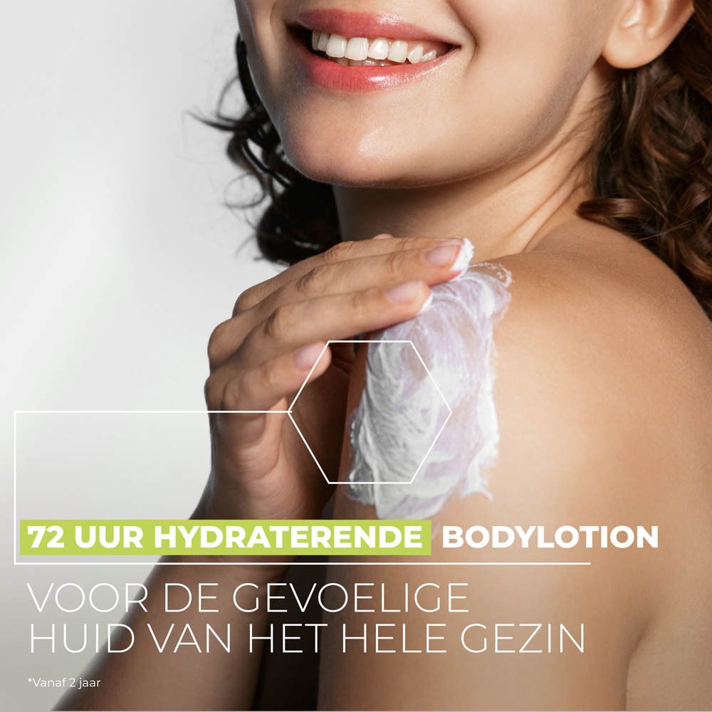 Vrouw brengt crème aan op schouder. Tekst: +127% hydratatie vanaf de eerste toepassing.