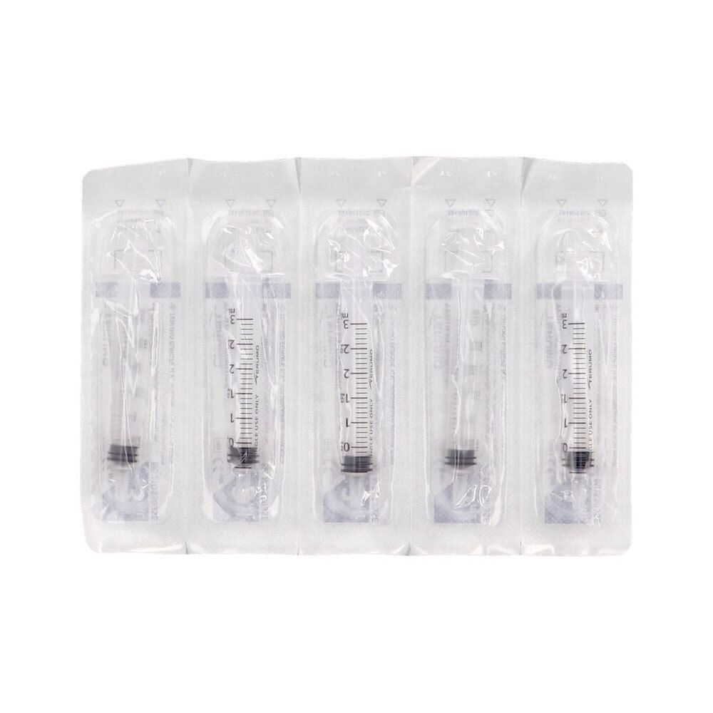 Cinq seringues Terumo emballées individuellement. Emballage transparent, graduation pour le volume.