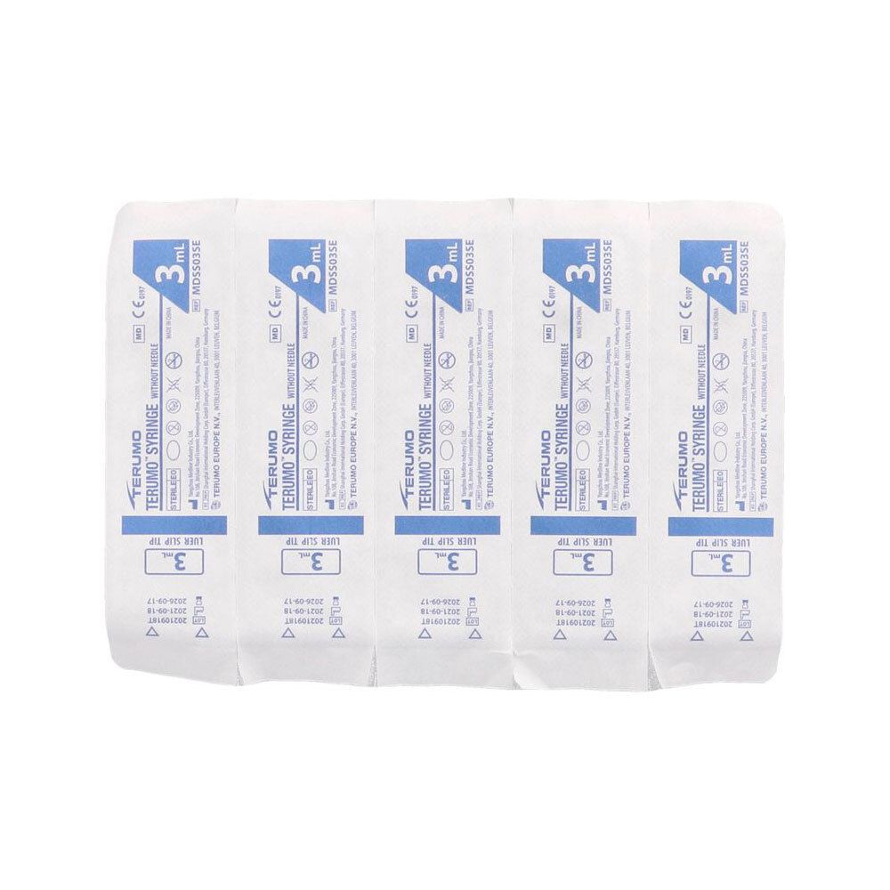 Cinq emballages de seringues Terumo. Emballés individuellement. Impression avec informations et volume.