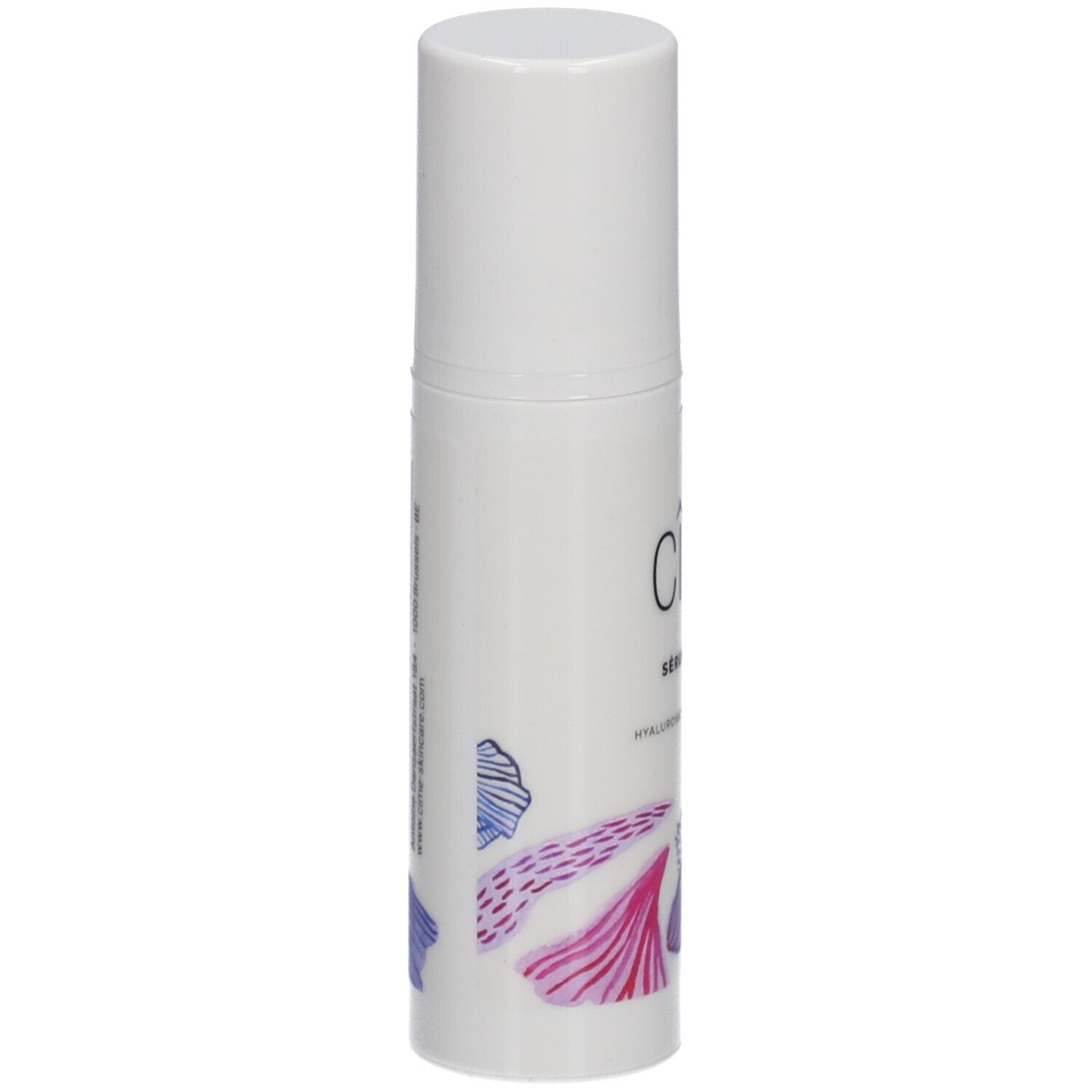 Witte fles met Cîme-logo en bloemmotief. Achterkant met tekst en logo. Witte dop.