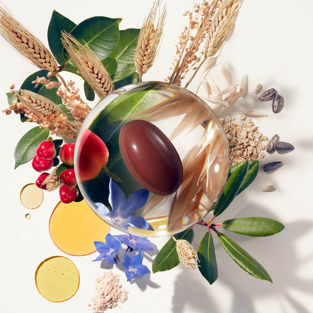 Flacon de gélules. Gélules brunes tombant d'un flacon en verre.