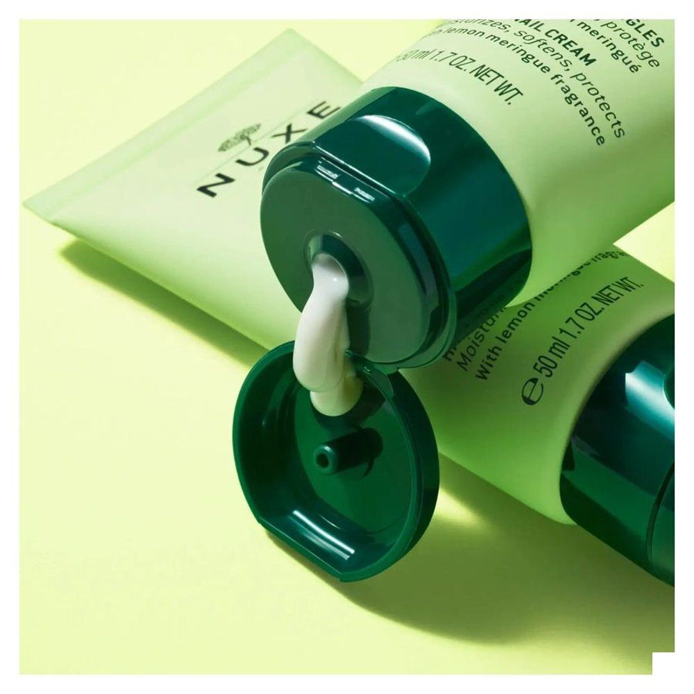 Open Nuxe Hand- en Nagelcrème Sweet Lemon tube met crème die uit de dop komt.