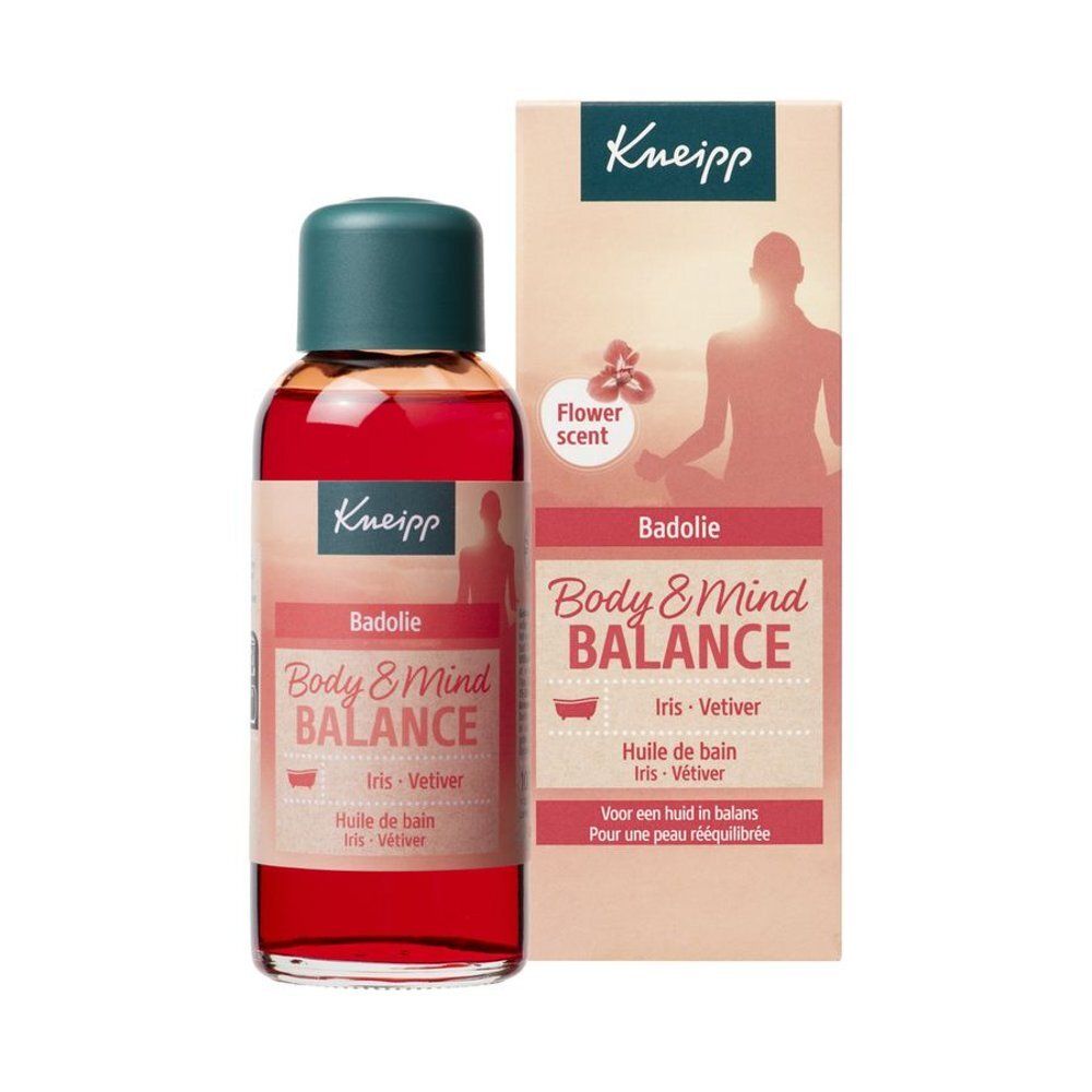 Fles met rode vloeistof en verpakking. Opschrift: Kneipp, Body & Mind Balance, Huile de bain. Met iris en vetiver.