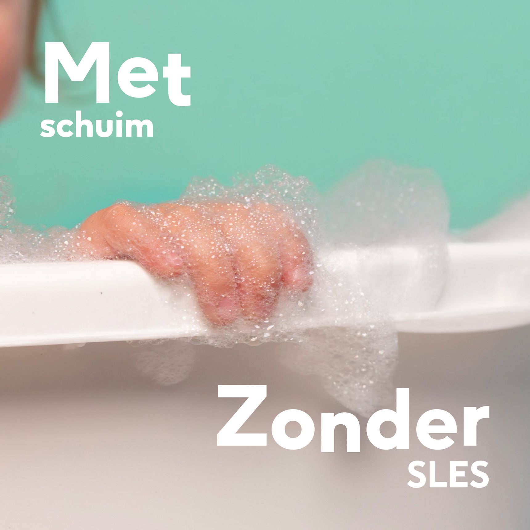 Close-up van een hand in schuim. Tekst: Met schuim. Zonder SLES.