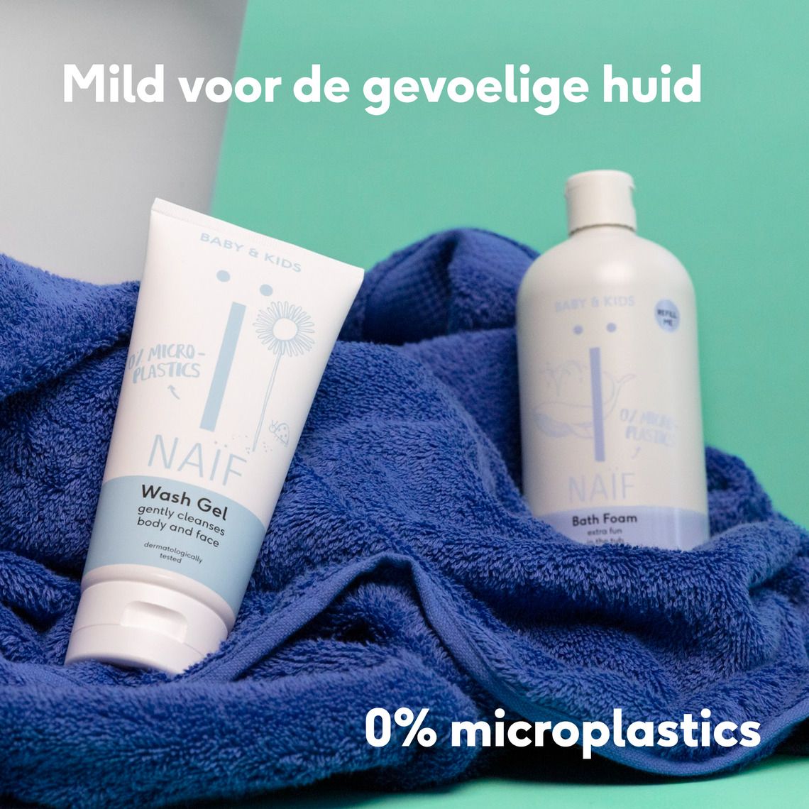 Twee producten op een blauwe handdoek. Tekst: Mild voor de gevoelige huid. 0% microplastics.