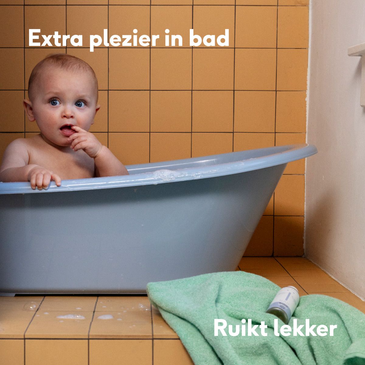 Baby in bad. Tekst: Dermatologisch getest. 0% SLES, 0% siliconen.