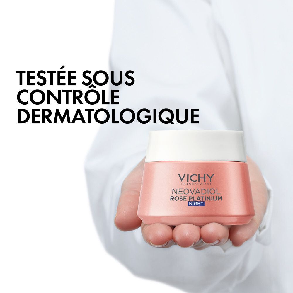 Main tenant un pot de crème rose. Texte : Testé sous contrôle dermatologique.