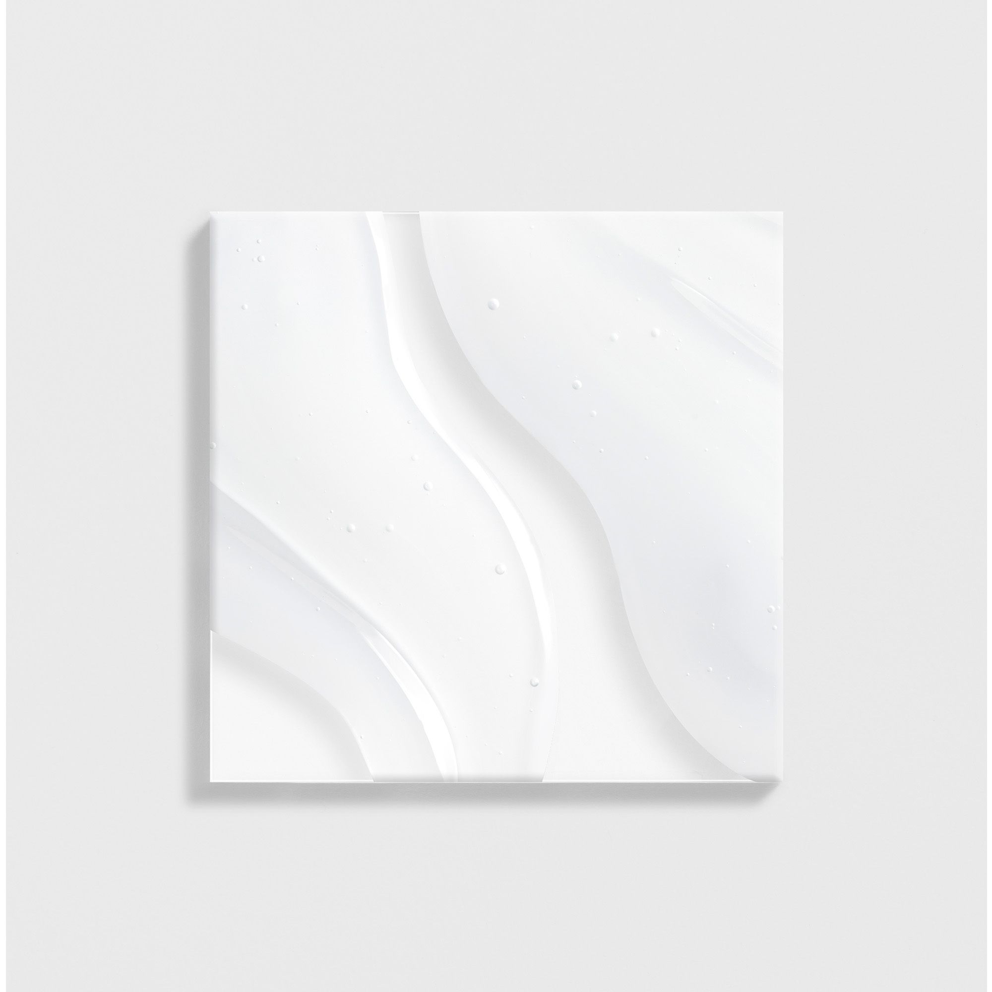 Structure de gel blanc ondulée sur fond blanc.