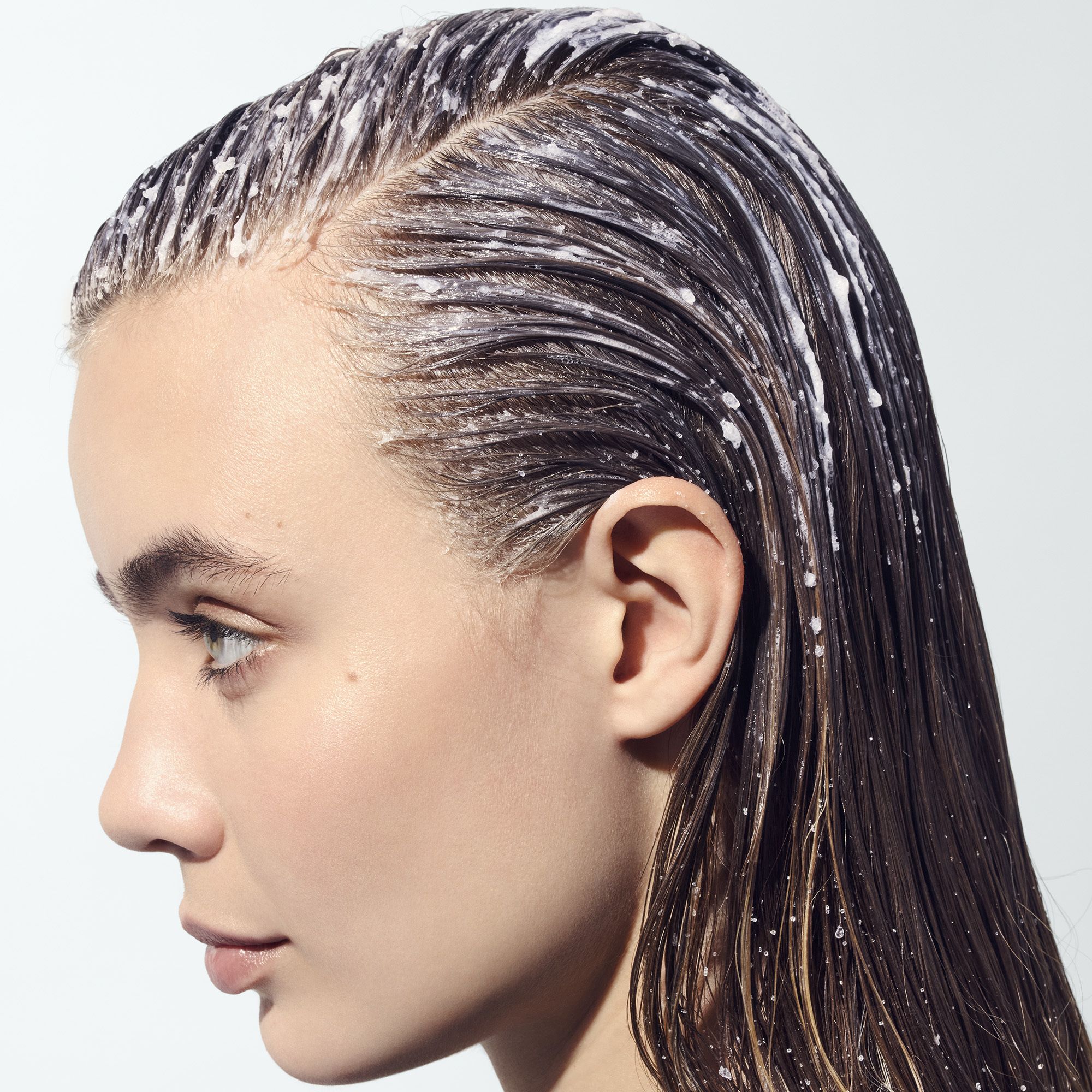 Witte pot met blauwe deksel. Opschrift: PHYTOS PARIS, SOLUTION CUIR CHEVELU, GOMMAGE LAVANT PURIFIANT, 200 G.