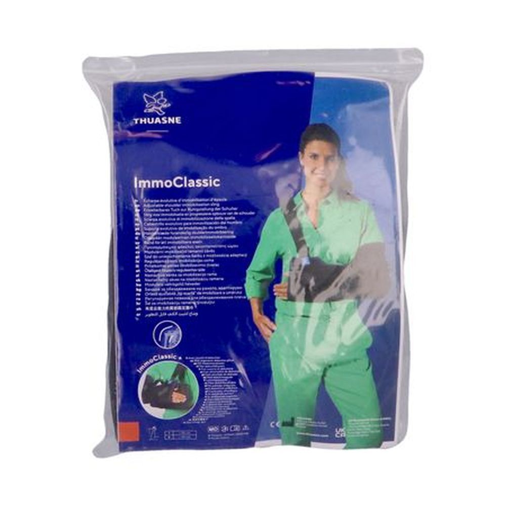 Verpakking van de schouderbrace. Productnaam 'ImmoClassic' en logo van Thuasne zichtbaar. Persoon draagt de brace.