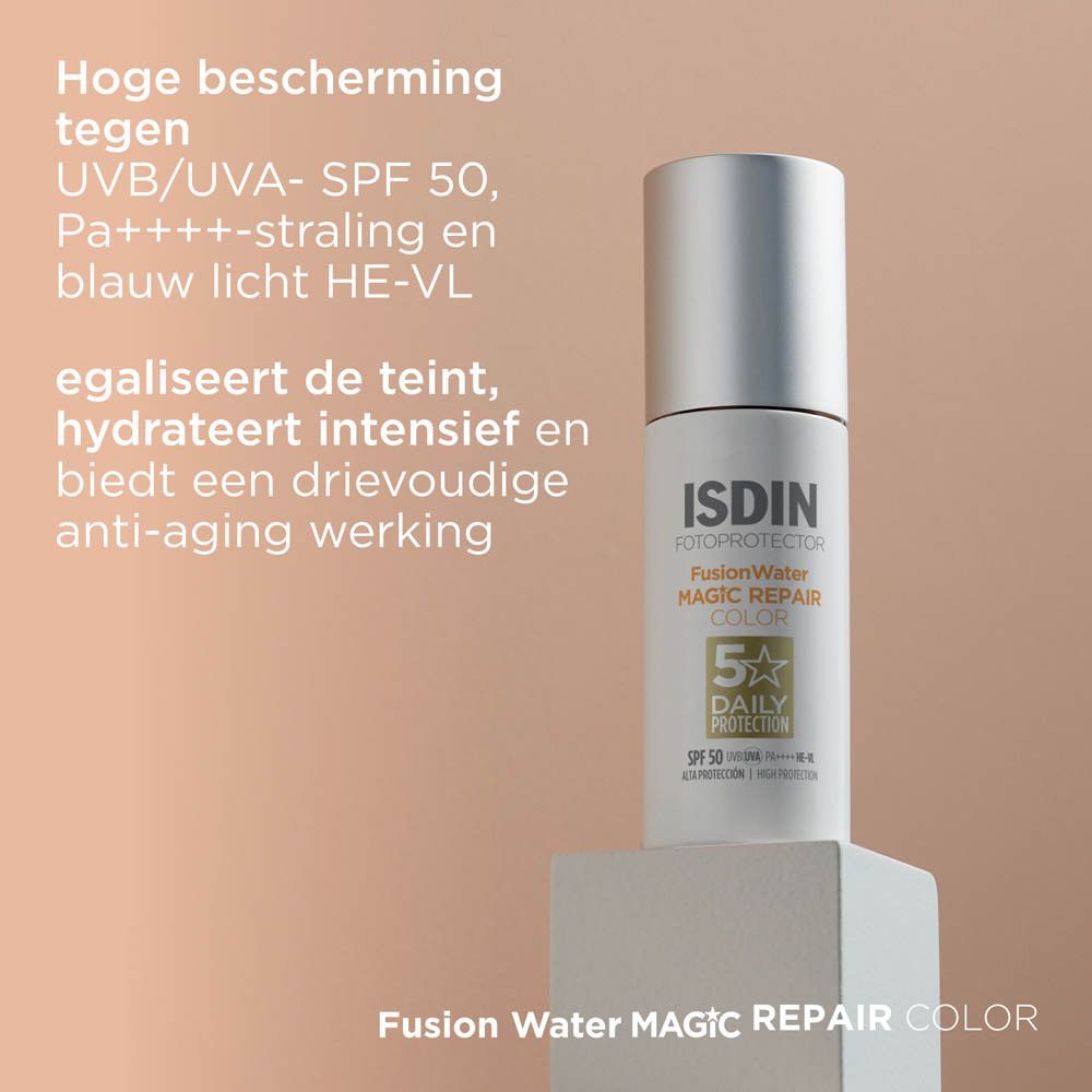 Vrouw met zonnecrème op haar gezicht. Blauwe lucht op de achtergrond.