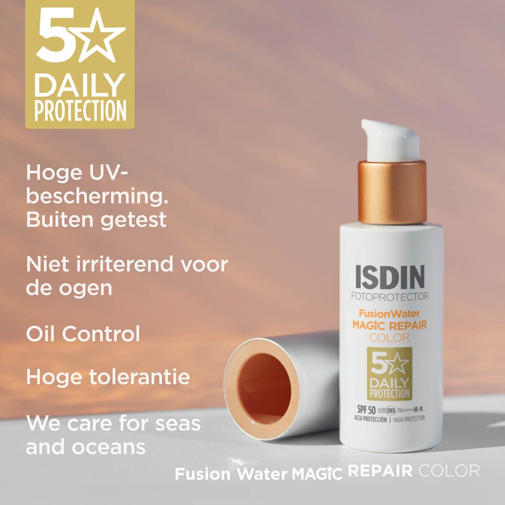 ISDIN Fotoprotector Fusion Water Magic Repair Farbe SPF50 fles. Tekst en logo. Op wit voetstuk.