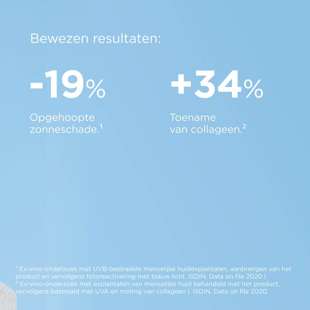 ISDIN Fotoprotector Fusion Water Magic Repair Farbe SPF50 fles. Tekst en logo. Op wit voetstuk.