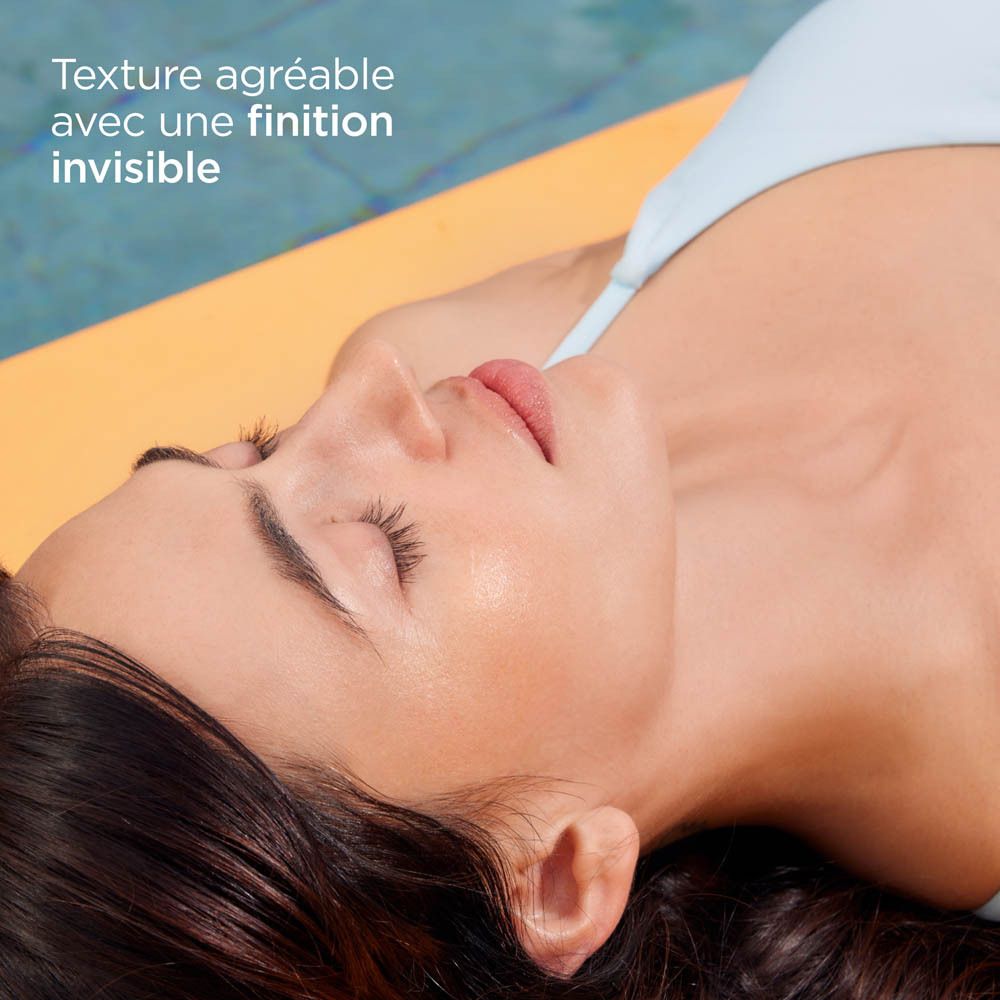 Femme allongée sur tapis jaune. Texte: Texture agréable avec une finition invisible.