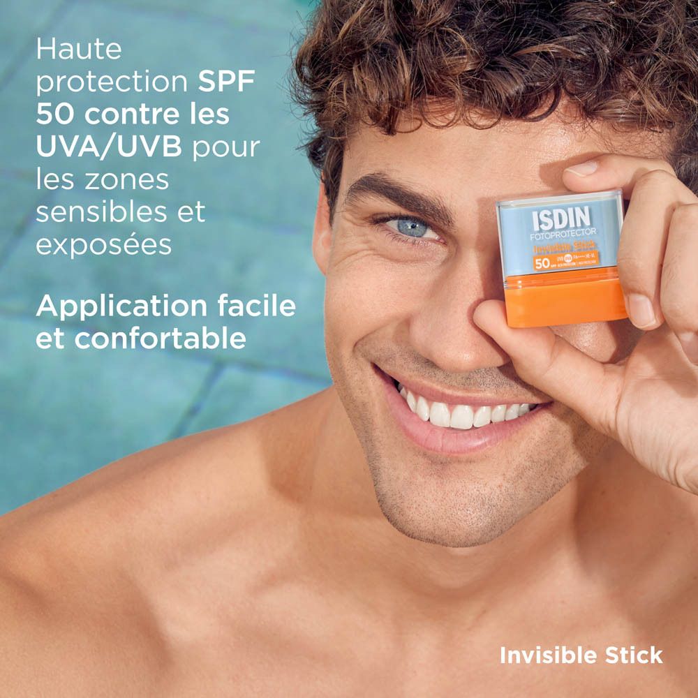 Homme tenant ISDIN Fotoprotector Invisible Stick. Texte: Haute protection SPF 50. Application.