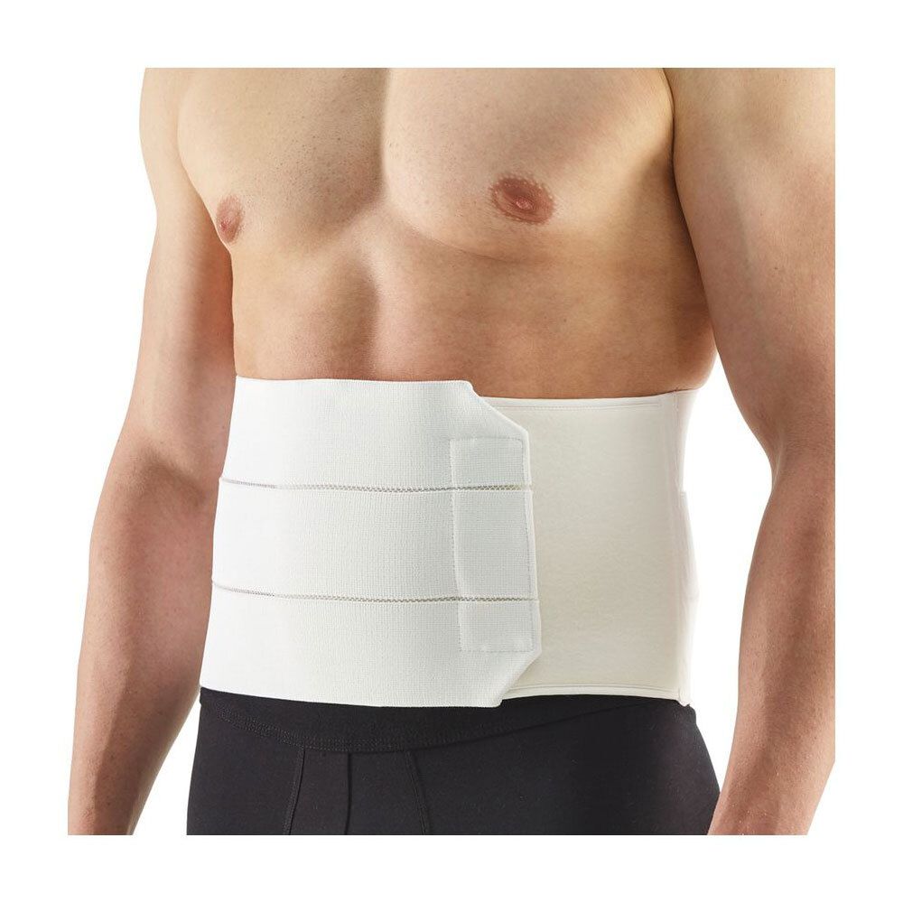 Bande abdominale blanche portée par une personne. La bande présente des coutures horizontales et une fermeture velcro.