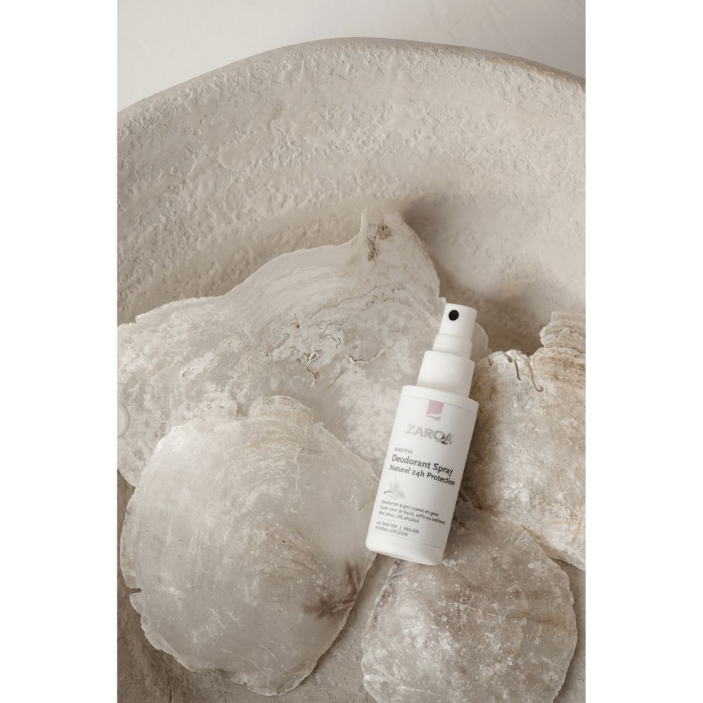 Witte spuitfles met Deodorant Spray en "ZARQE" logo. Bevat "Deodorant Spray Natural Salt Protection".