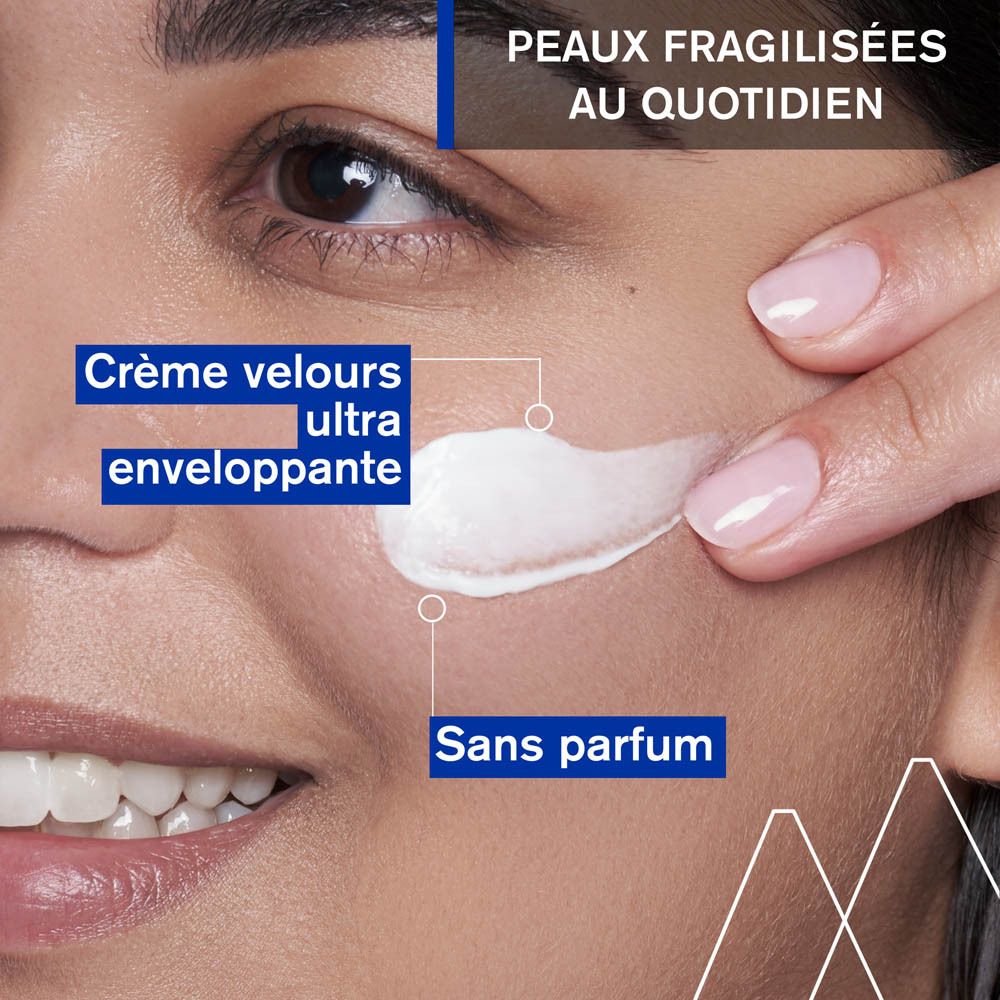 Gros plan d'une femme appliquant de la crème. Texte: Crème velours ultra enveloppante.