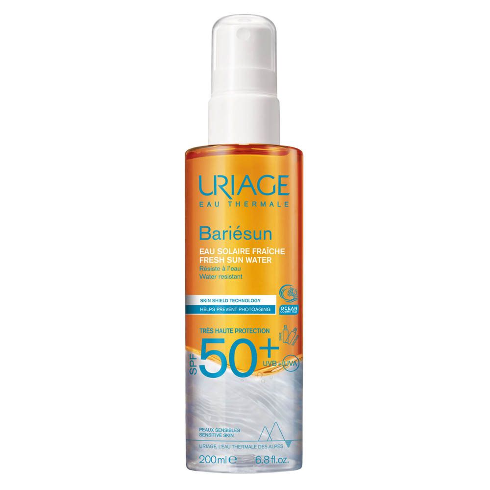 Uriage Eau Thermale Bariésun Eau Solaire Fraîche SPF50+ spray. Flacon avec spray. Texte : SPF 50+, résistant à l'eau.