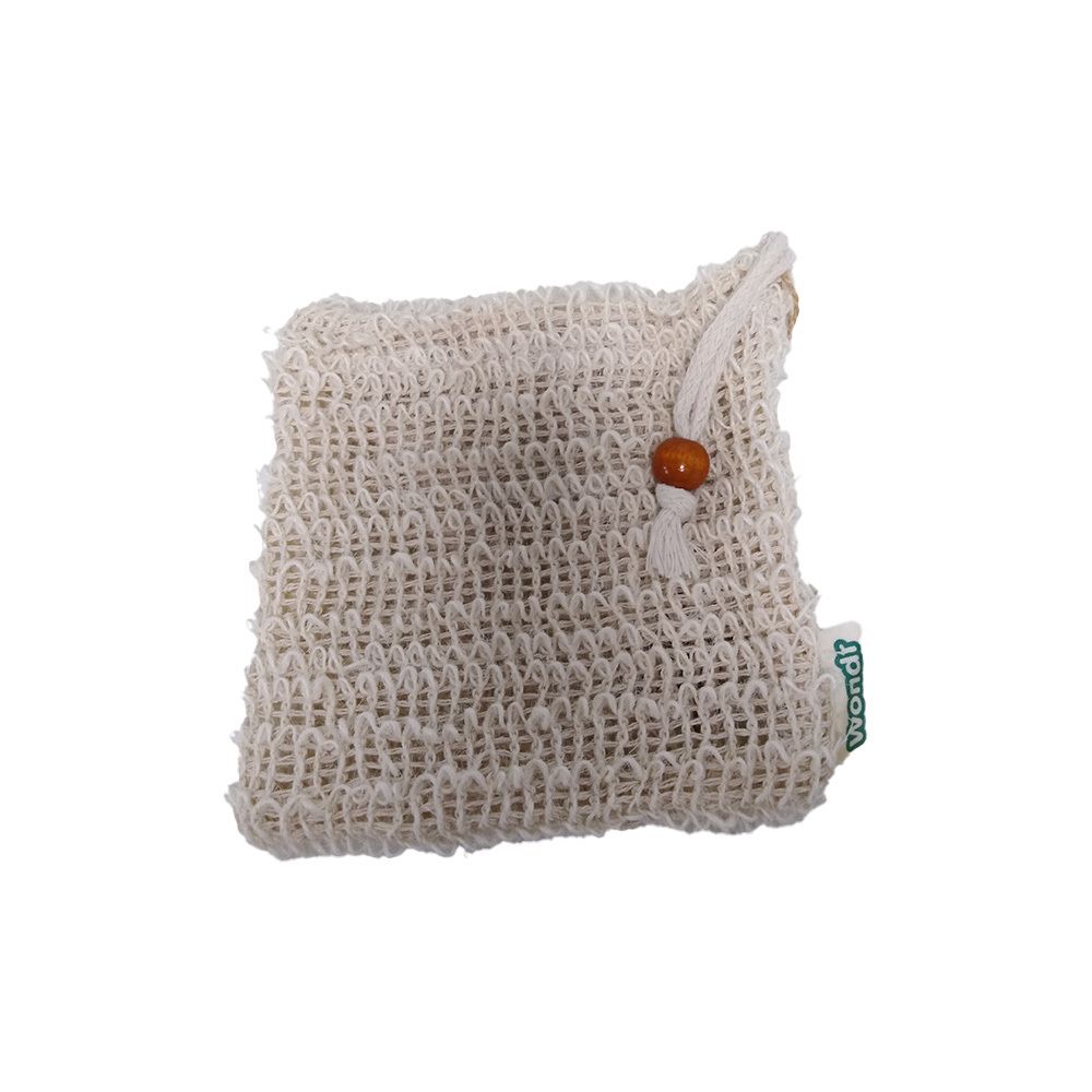 Beige waszakje van bamboekatoen, trekkoord, houten kraal. Klein groen label met 'wondr'.