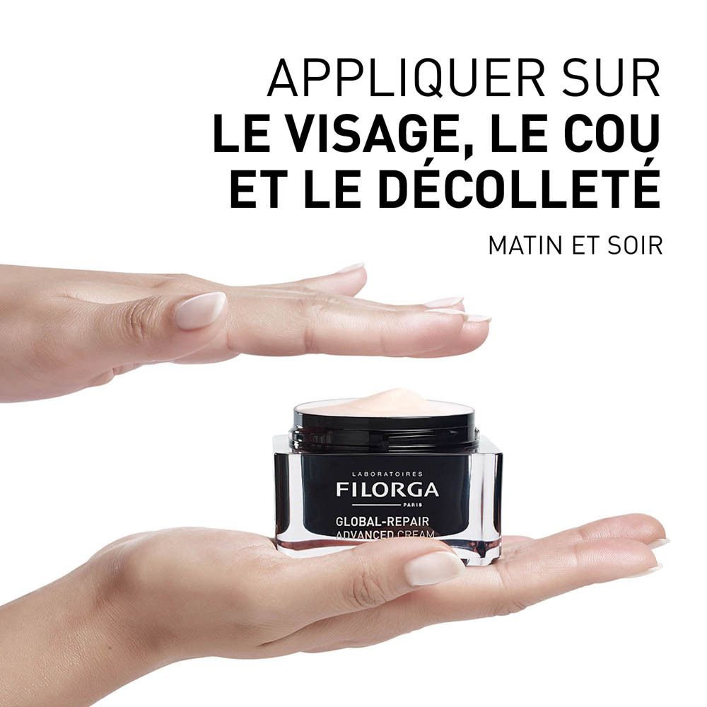 Mains tenant un pot de Filorga Global-Repair Advanced Cream. Texte.