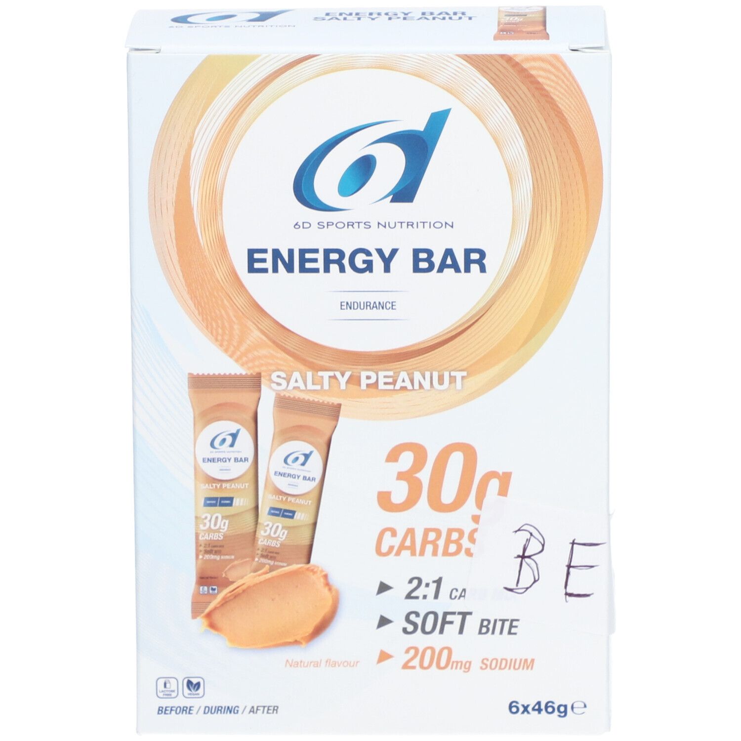 Verpakking met 6 energierepen. Opschrift: 6D Sports Nutrition, Energy Bar, Salty Peanut, 30g koolhydraten, 2:1 Ca, Soft Bite, 200mg natrium.