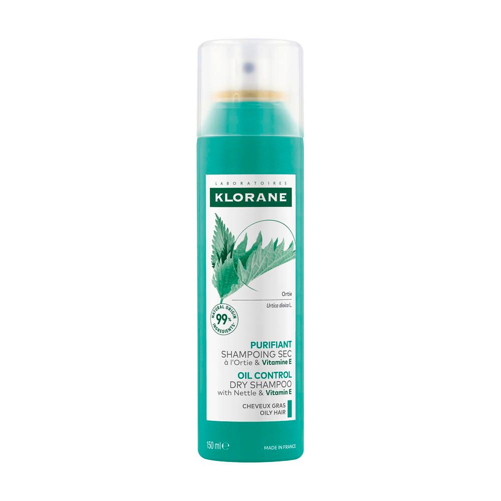 Flacon vert de shampooing sec Klorane. Ingrédients naturels à 99%. Contient de l'extrait d'ortie et de la vitamine E.