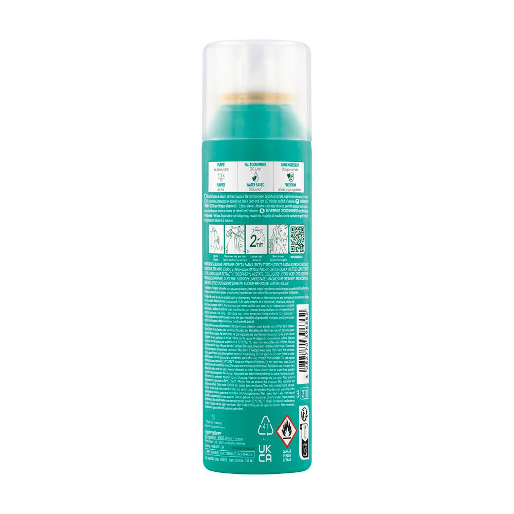 Flacon vert de shampooing sec Klorane. Ingrédients naturels à 99%. Contient de l'extrait d'ortie et de la vitamine E.