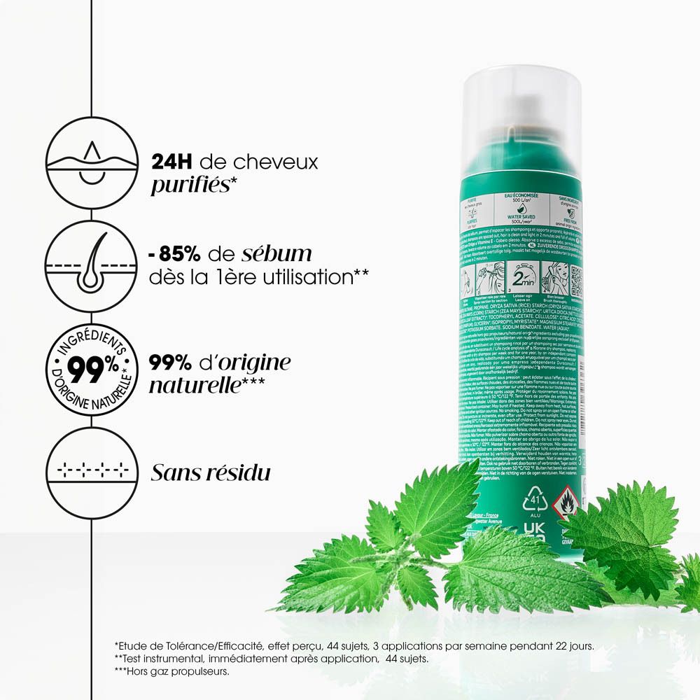 Flacon vert de shampooing sec Klorane. Ingrédients naturels à 99%. Contient de l'extrait d'ortie et de la vitamine E.