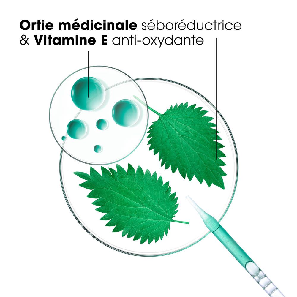 Flacon vert de shampooing sec Klorane. Ingrédients naturels à 99%. Contient de l'extrait d'ortie et de la vitamine E.