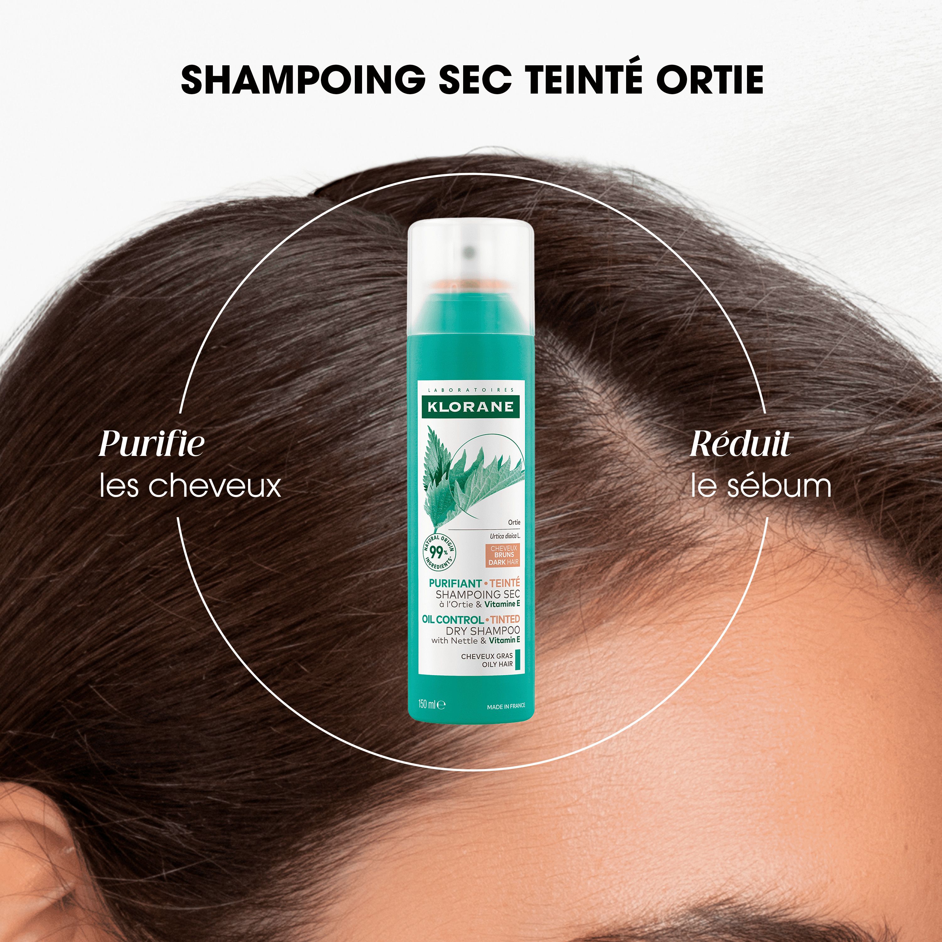Application du shampooing sec Klorane. Produit et texte: Purifie les cheveux, Réduit le sébum.