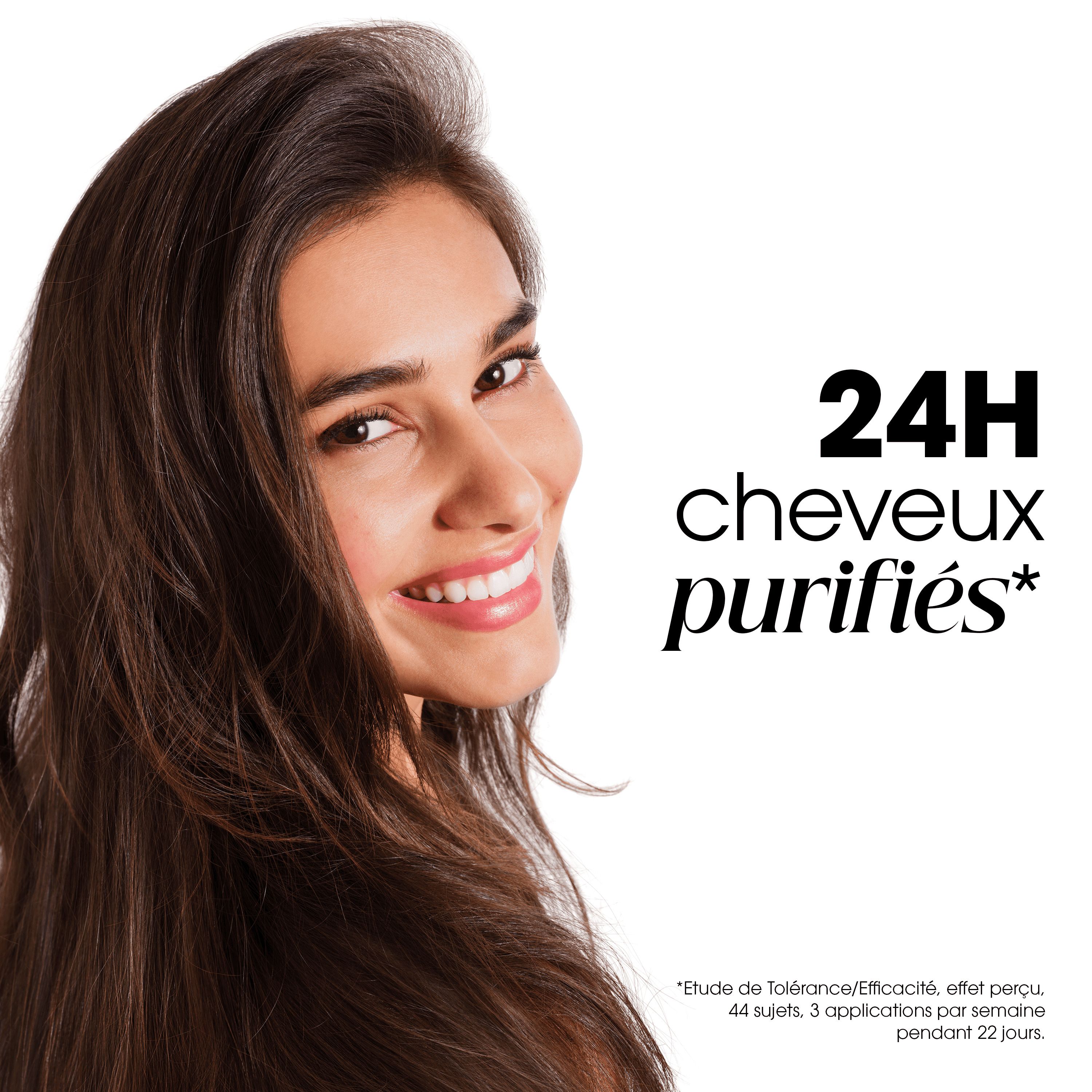 Femme aux cheveux brillants. Texte: 24H cheveux purifiés.
