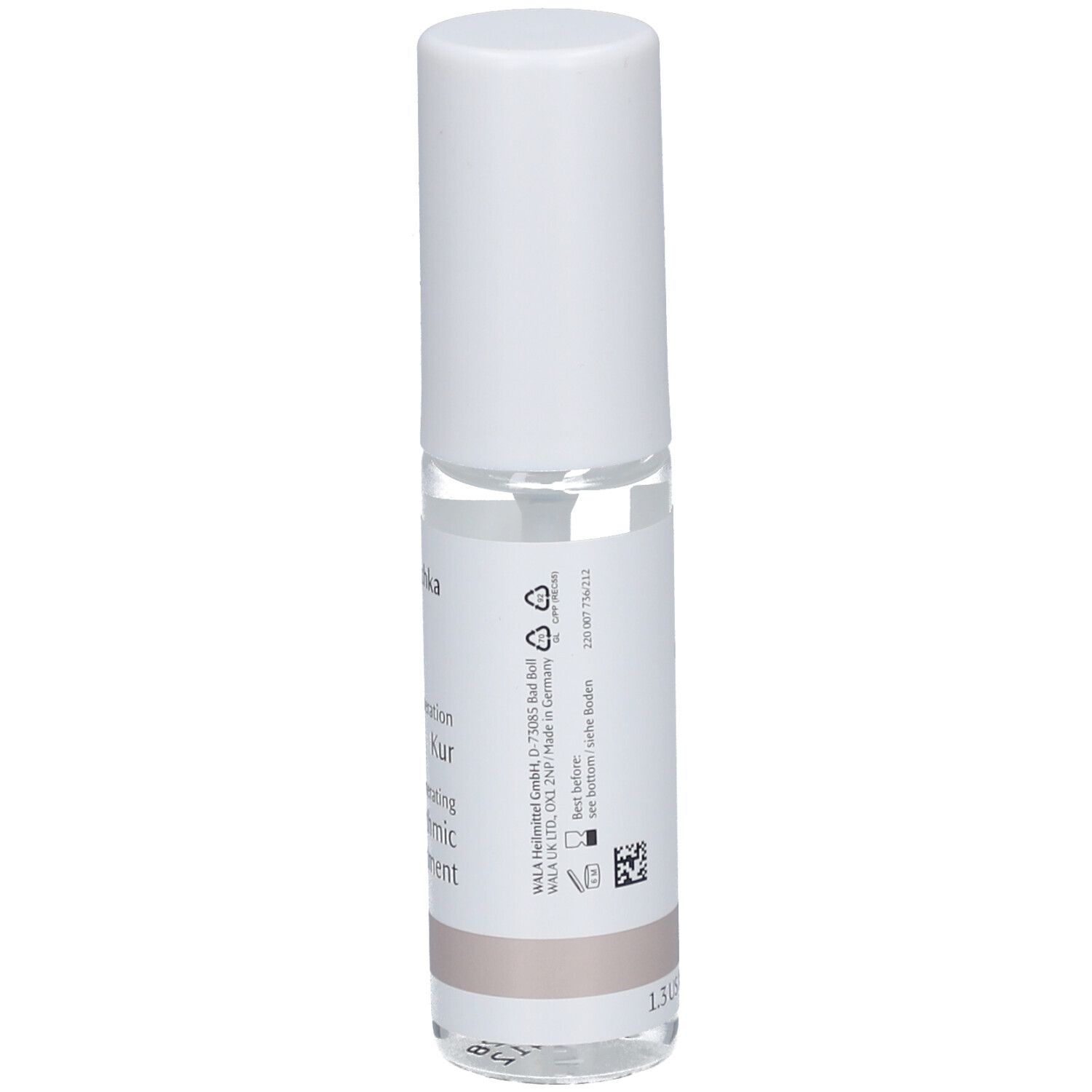 Cilindrische fles met witte dop. Etiket met productnaam en logo. Productie-informatie.