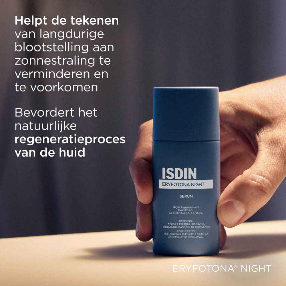 Hand houdt blauwe fles ISDIN Eryfotona Night Serum vast. Tekst ernaast.