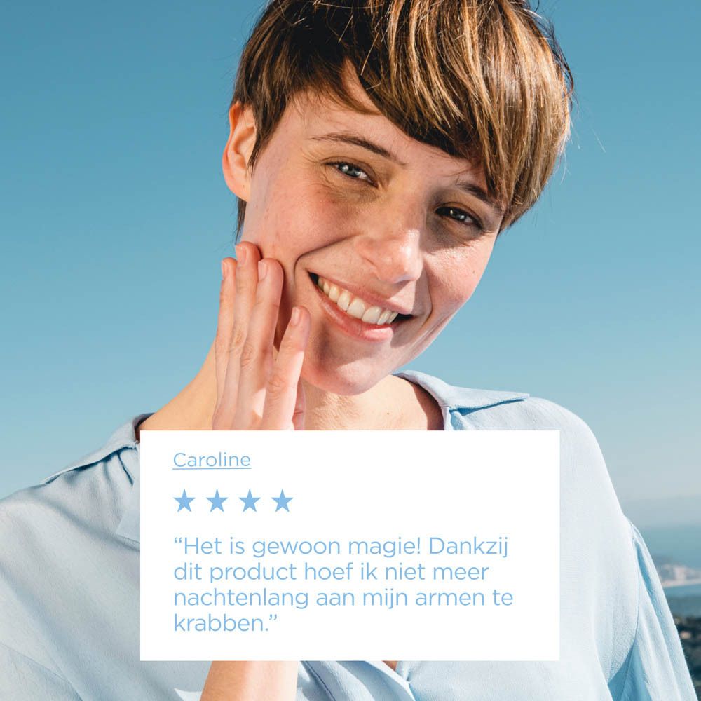 Vrouw brengt ISDIN Fotoultra 100 Solar Allergy Protect SPF50 aan.