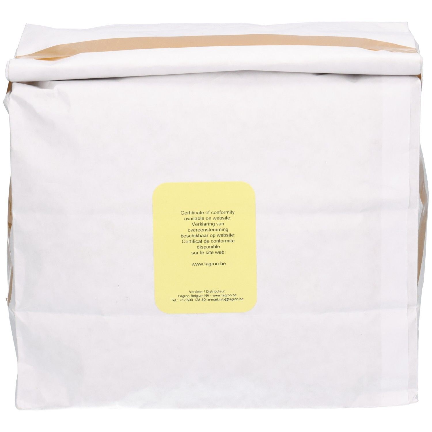 Sac blanc plié en haut, fermé par une bande de papier brun. Étiquette jaune avec texte.