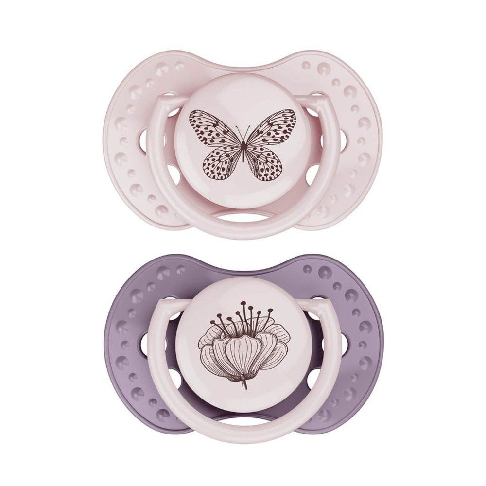 Sucette rose avec motif papillon.
