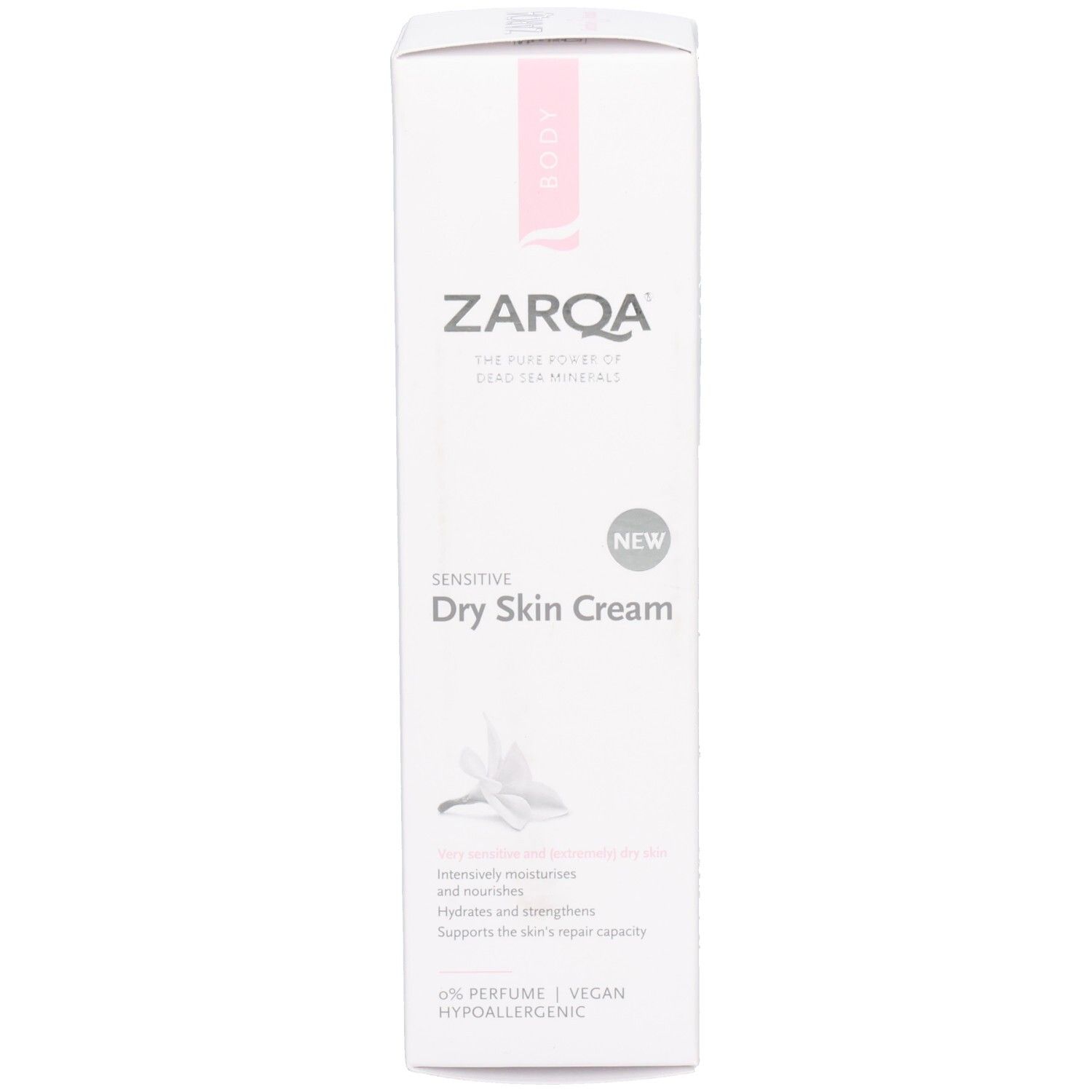 Witte verpakking met Zarqa Sensitive Dry Skin Cream. Roze accent. Tekst: Sensitive Dry Skin Cream, NEW, 0% Parfum, Vegan.