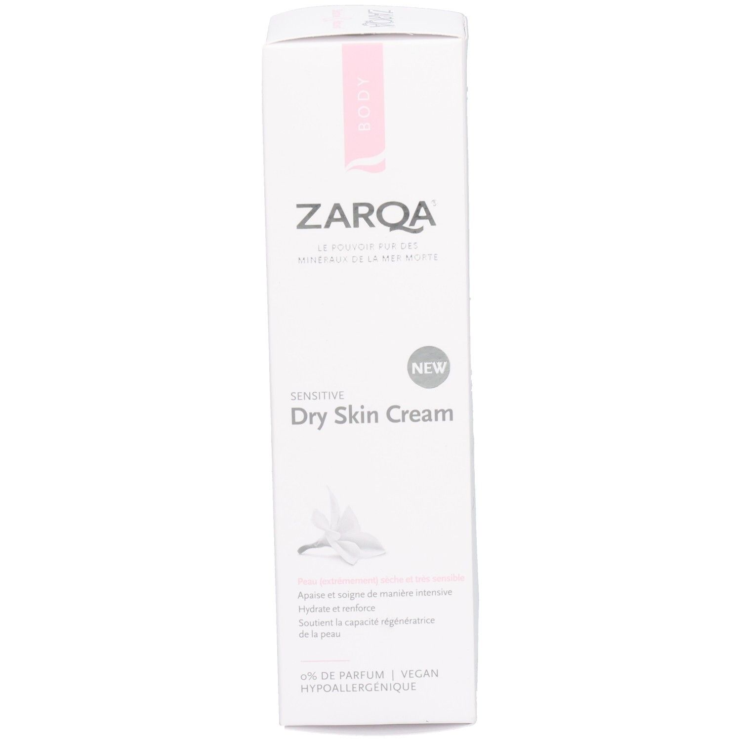 Witte verpakking met Zarqa Sensitive Dry Skin Cream. Roze accent. Tekst: Sensitive Dry Skin Cream, NEW, 0% Parfum, Vegan.