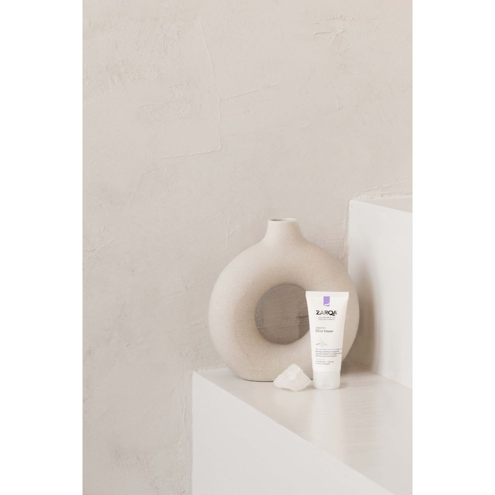 Achterkant van het Zarqa Silver Cream doosje met productinformatie.