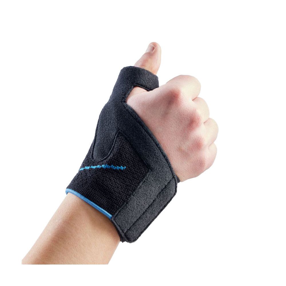 Zwarte duimbrace op pols. Met duimopening en blauw accent. Toont een hand met duim omhoog.