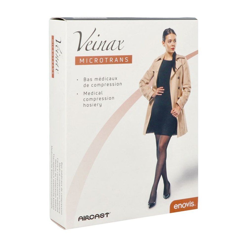 Verpakking met medische compressiekousen Veinax Microtrans. Vrouw draagt kousen. Aircast en enovis logo's.