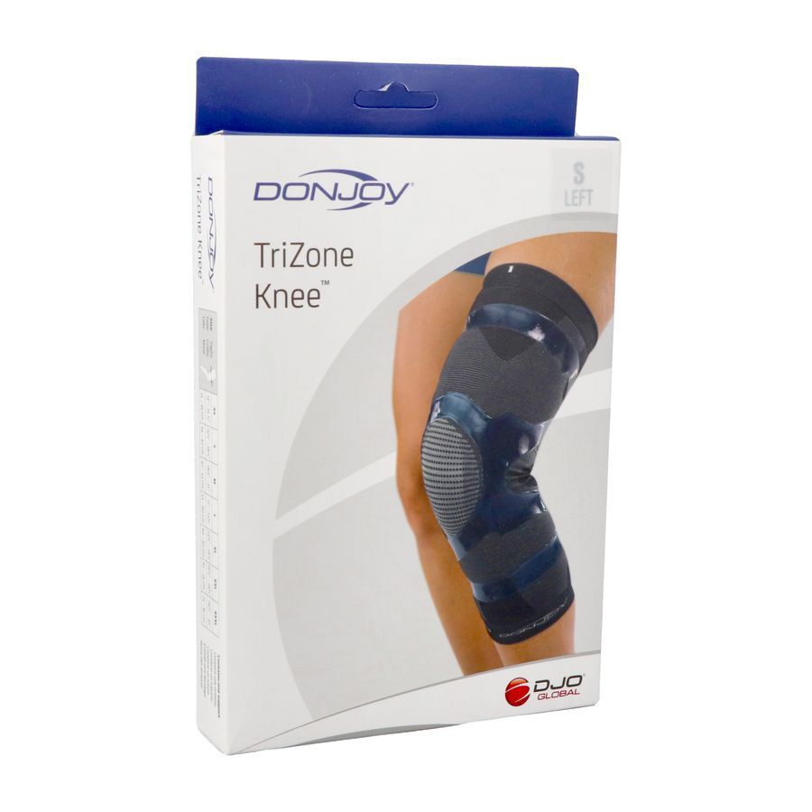 Kniebrace in verpakking. Merk Donjoy, model TriZone Knee. Maat S, links. Afgebeeld op been.