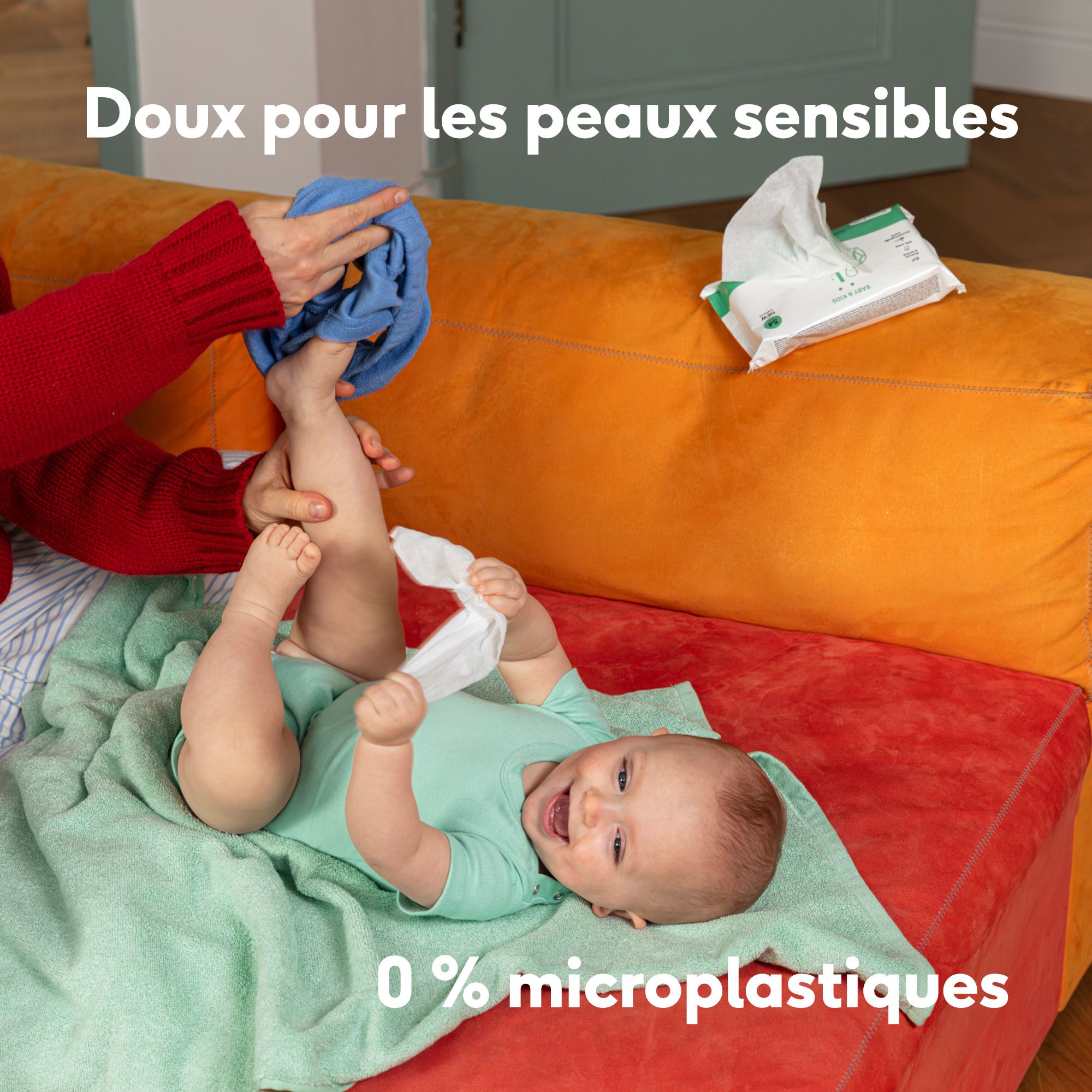 Bébé est changé. Lingette utilisée. Texte : Doux pour les peaux sensibles. 0% microplastiques.