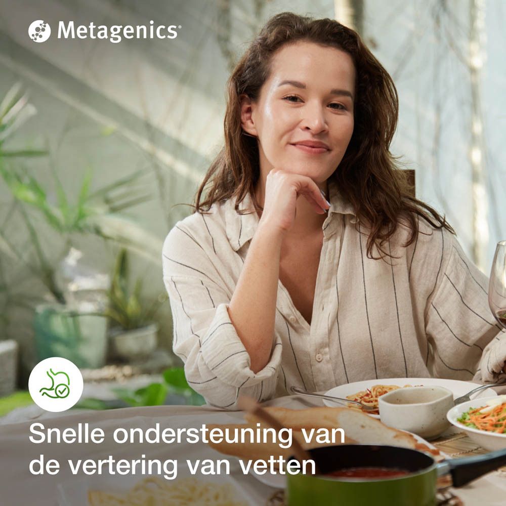 Vrouw zit aan tafel. Eten op tafel. Logo en tekst.