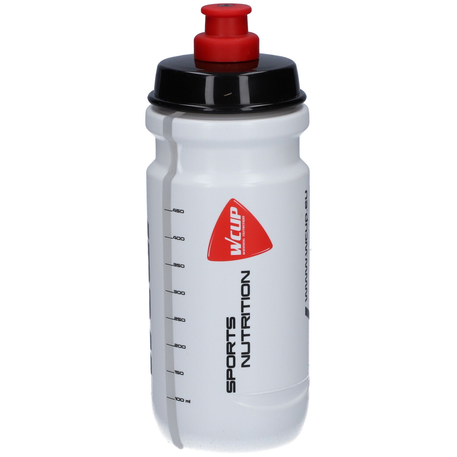 Witte drinkfles met zwarte dop en rode sluiting. Opschrift: WCUP, SPORTS NUTRITION. Schaalverdeling.